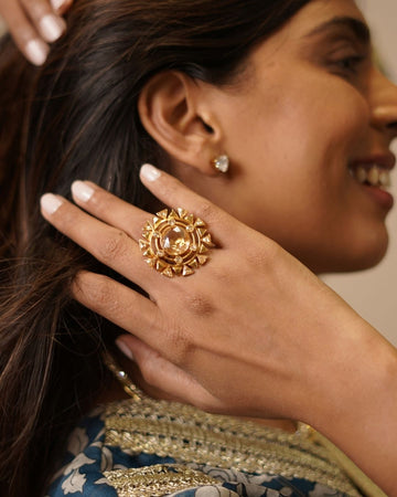 BLOOMING DAISY: Round, Blooming and mystical cocktail ring