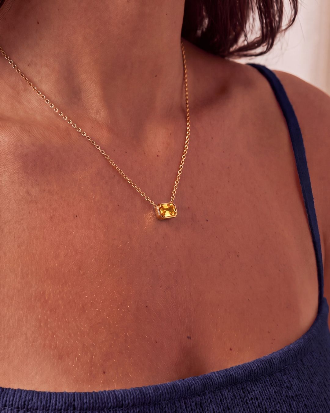 Ciel Pendant side angle highlighting the sleek gold frame