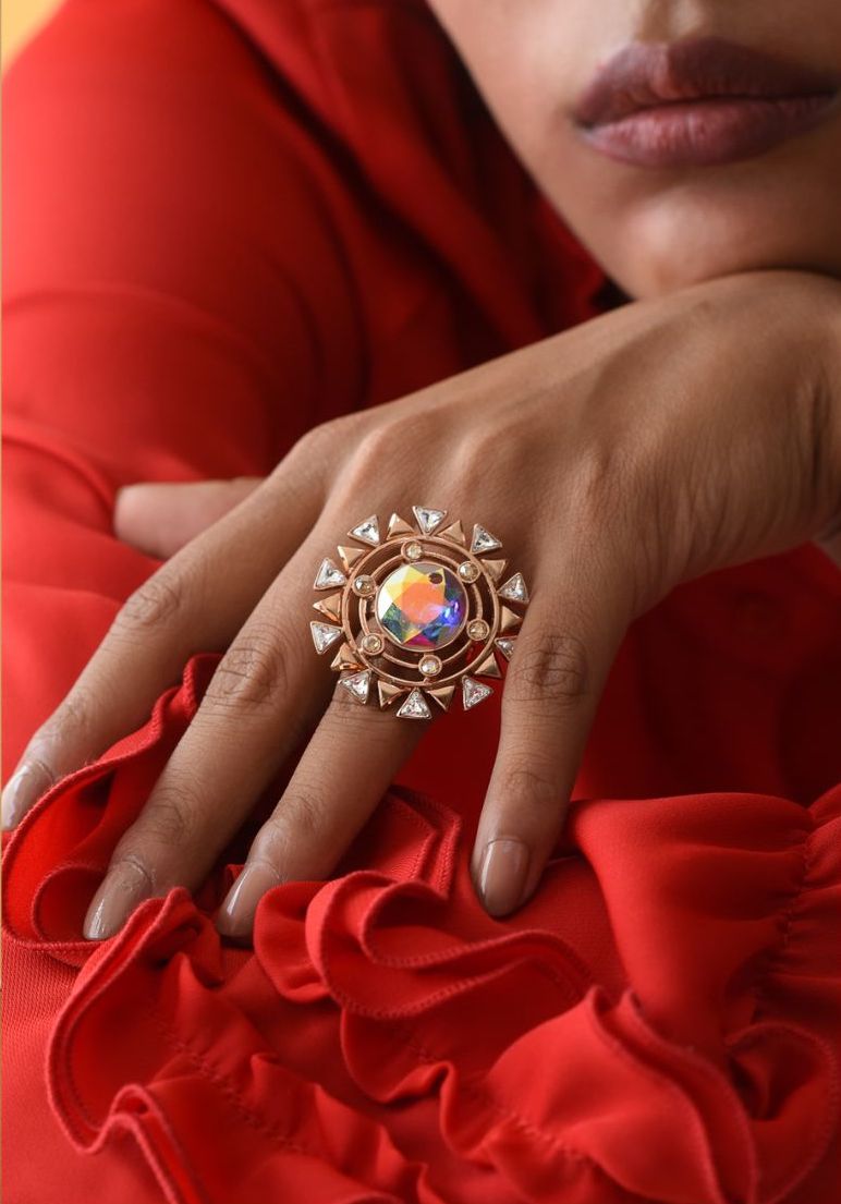 BLOOMING DAISY: Round, Blooming and mystical cocktail ring